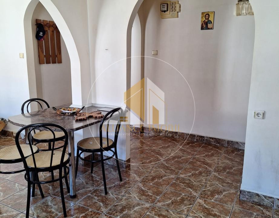 APARTAMENT 3 CAMERE DE VANZARE , DECOMANDAT , ZONA CENTRALA 